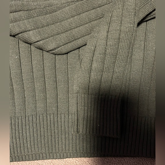 BANANA REPUBLIC ARMY GREEN CREWNECK SWEATER - Picture 2 of 3